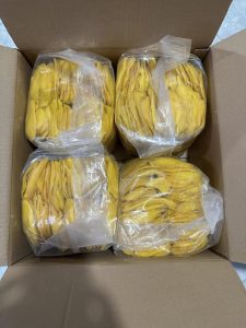 Xoài sấy dẻo hàng chuẩn phải đáp ứng đủ bốn yếu tố. Màu vàng tự nhiên không phẩm màu. Độ dẻo mềm đồng đều không khô cứng. Hương xoài chín thơm nồng không mùi hóa chất.