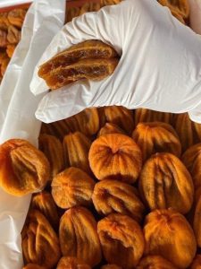 Hồng treo gió nhà làm mang lại niềm vui khó tả, Hồng làm ở nhà thường có độ dẻo tùy chỉnh được, thích mềm quánh thì sấy lâu hơn, thích se se dai dai thì rút ngắn thời gian. Quan trọng nhất là bạn biết chắc 100% không chất bảo quản, không đường tinh luyện, chỉ có hồng và chút kiên nhẫn của cả nhà.